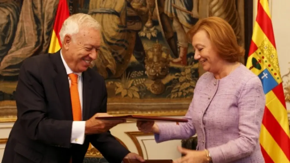 Rusi junto a García Margallo en la firma del convenio