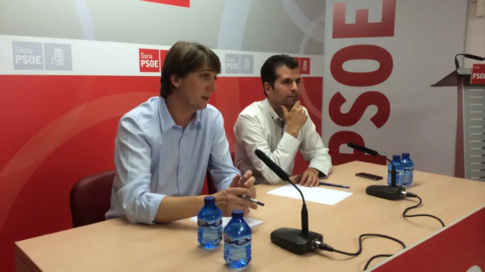 Luis Tudanca junto a Carlos Martínez en la sede socialista en Soria