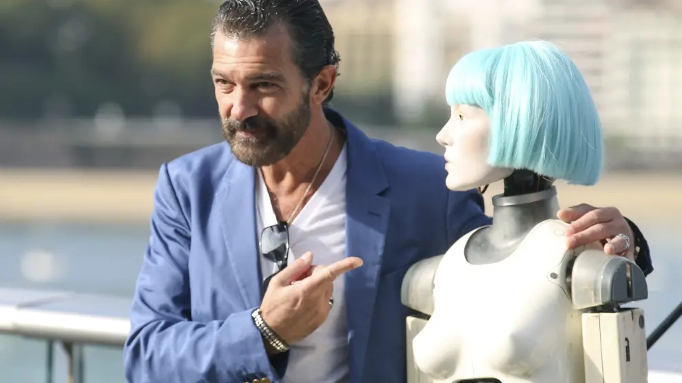 Antonio Banderas y la robot Cleo