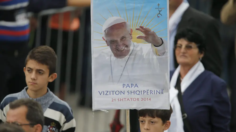 Miles de personas aguardaban la llegada del papa Francisco a Tirana