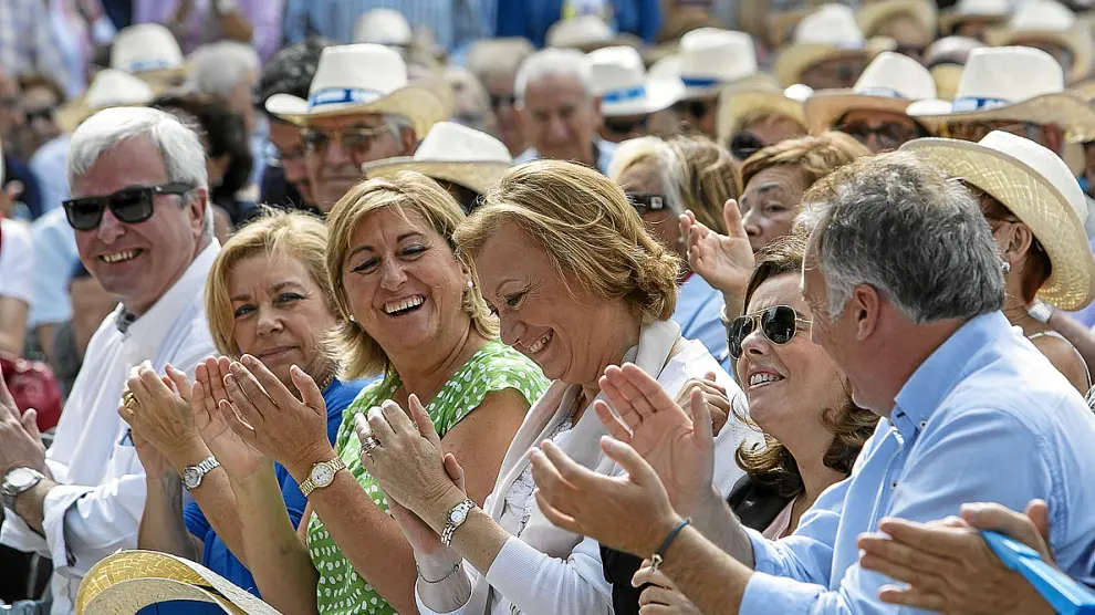 Rudi, junto a la vicepresidenta del Gobierno y rodeado de los dirigentes del partido en Aragón.