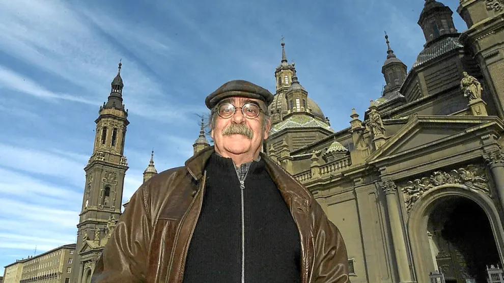 José Antonio Labordeta en la plaza del Pilar