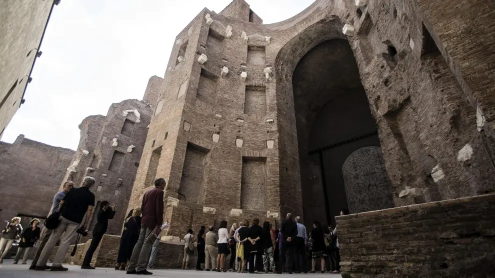 Un grupo de turistas realiza una visita guiada a las Termas de Diocleciano