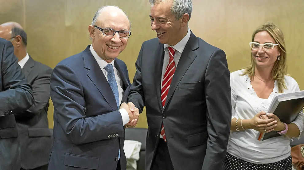 Montoro (izda.) y Campoy se saludan en el último Consejo de Política Fiscal y Financiera, en julio.