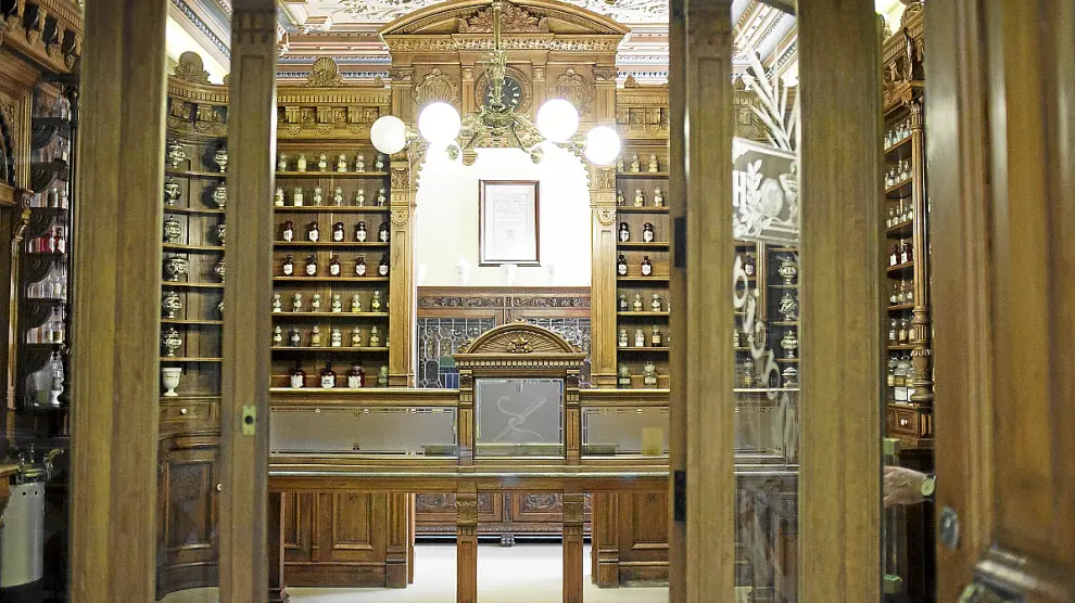La farmacia Ríos de Zaragoza, tal cual era en 1895, se conserva en el Hospital Provincial, con sus frascos de cristal originales (algunos todavía contienen ingredientes) y su decoración en madera.