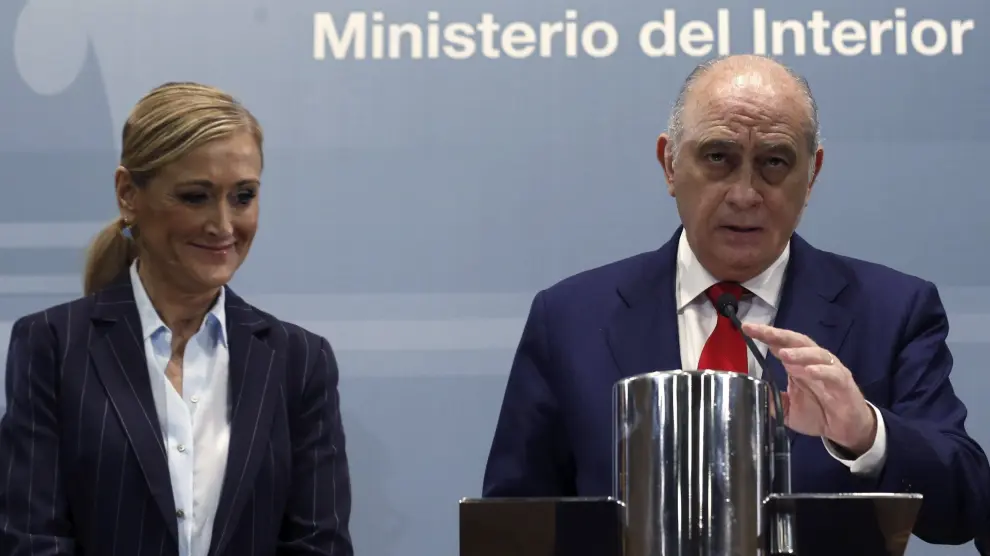La delegada del Gobierno, Cristina Cifuentes, junto al ministro del Interior