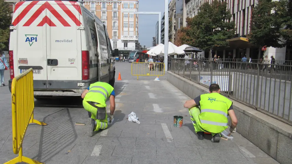 Inicio de los trabajos para borrar los carriles bici de las aceras de la plaza de España e Independencia