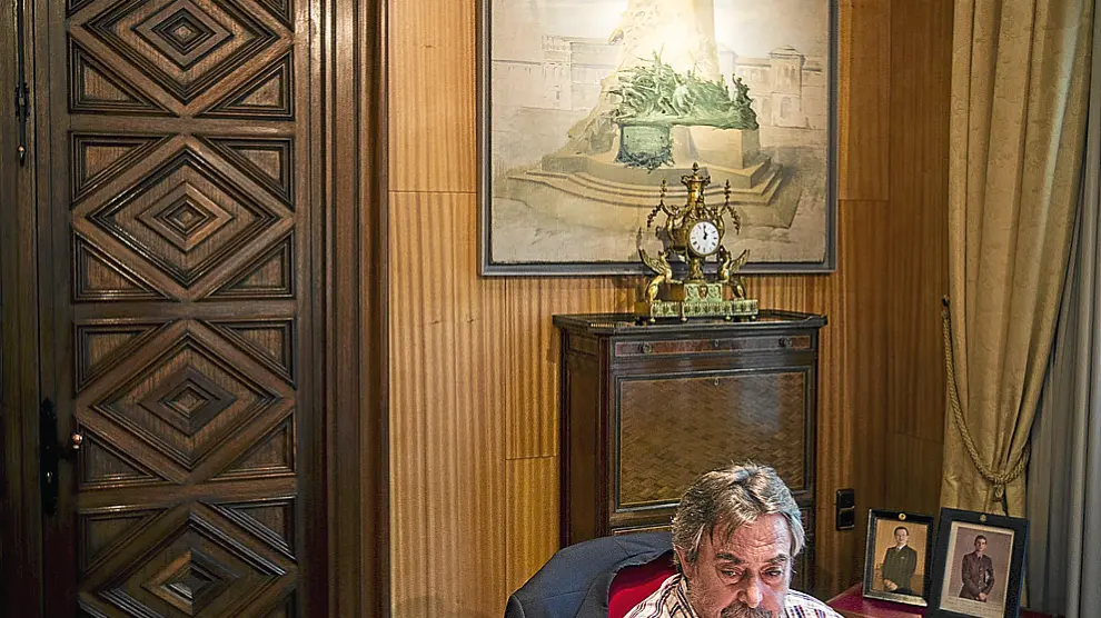 El alcalde de Zaragoza, ayer, en su despacho de la Casa Consistorial.