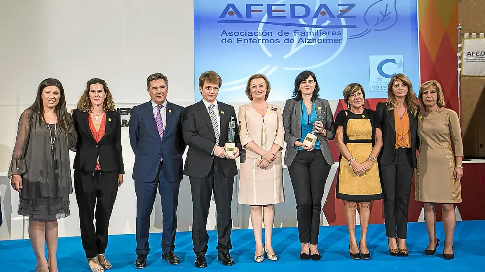 Representantes de AFEDAZ y los premiados, junto a Luisa Fernanda Rudi.