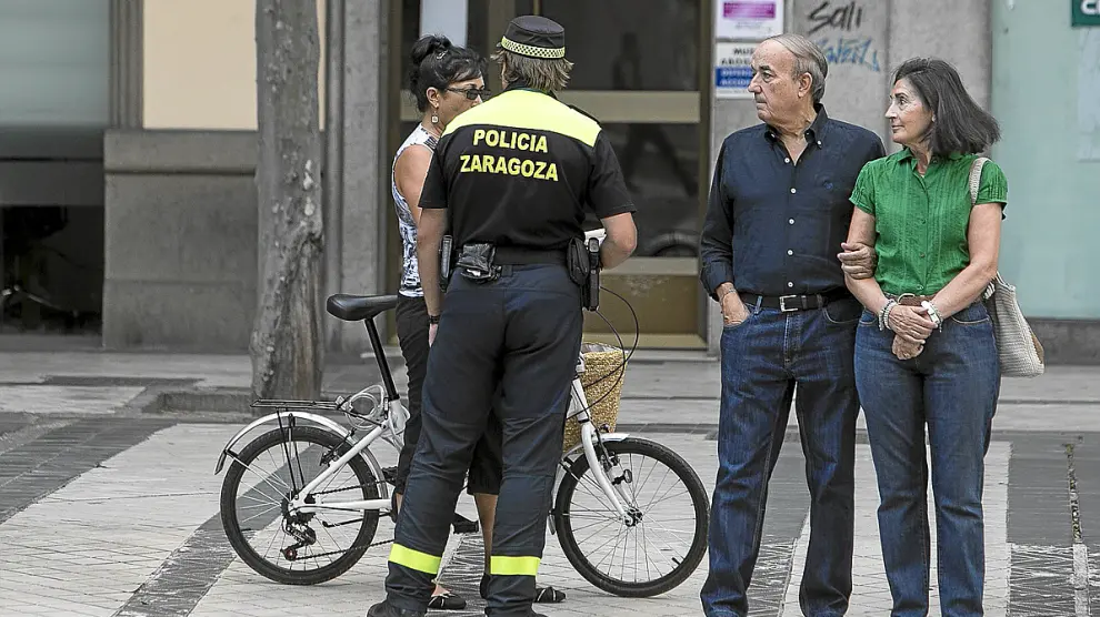 El pasado viernes, un agente dialoga con un ciclista en el paseo de Pamplona.