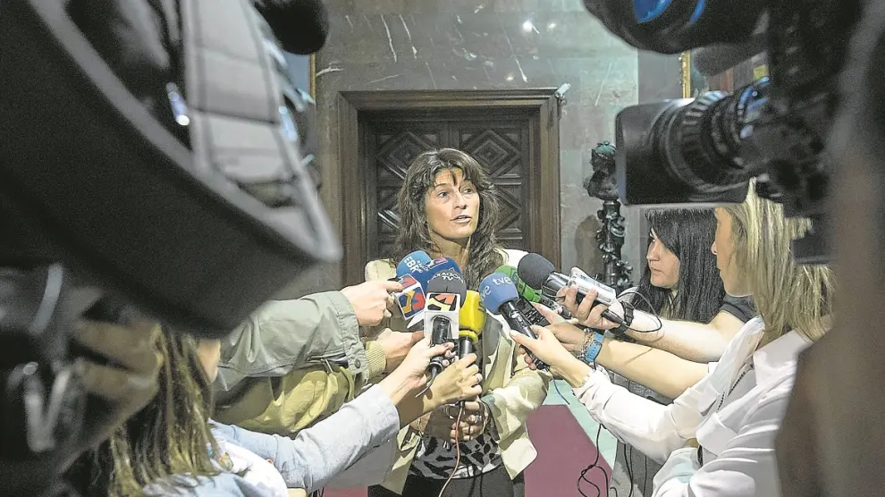 Carmen Dueso, ayer, atendiendo a los medios de comunicación en el Ayuntamiento.