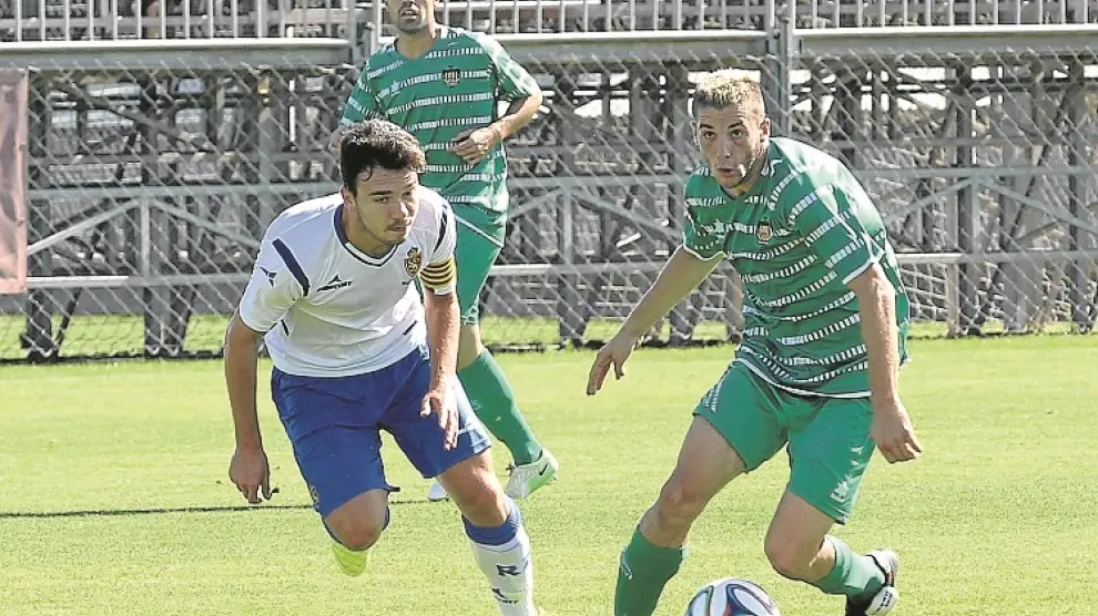 Diego Suárez intenta frenar a un rival del Cornellá.