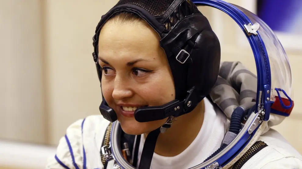 La cosmonauta rusa Serova sonríe mientras se prepara antes del lanzamiento