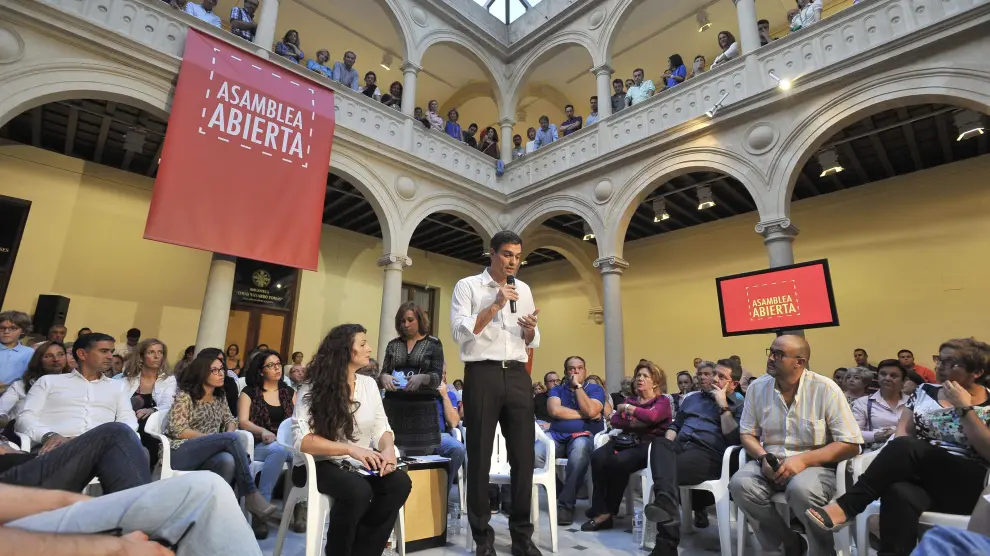Sánchez durante una asamblea ciudadana en Albacete