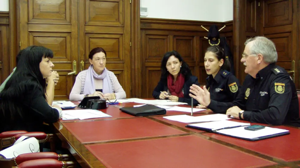 Acompañada por la jefa de la Unidad de Violencia de Género de la subdelegación, Noelia Martínez, la subdelegada se ha reunido con los responsables de la Guardia Civil y de la Comisaría del CNP