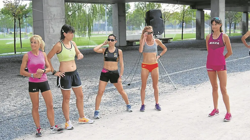 Las cinco liebres del maratón de mañana, durante un entrenamiento en julio en el Parque del Agua.