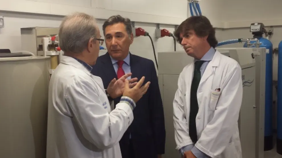 Oliván visita la nueva planta de aguas del servicio de Nefrología del Hospital San Jorge de Huesca