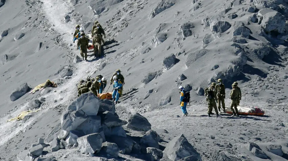 Sanitarios trasladan cuerpos sin vida de la cima del monte Ontake