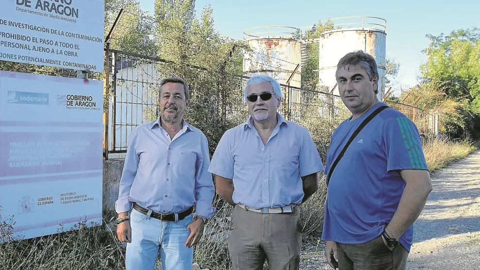 De izquierda a derecha, Jesús Lasierra, José Ángel Pérez y Juan Carlos Rufas ante la fábrica. rafael gobantes