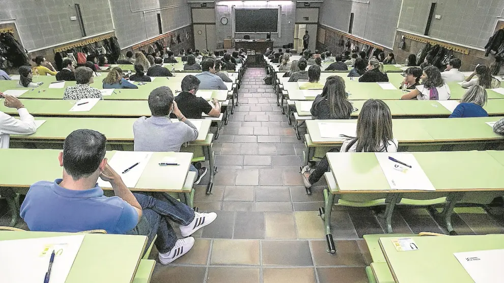 El examen, que empezó más de una hora tarde, en la Facultad de Derecho de la Universidad.