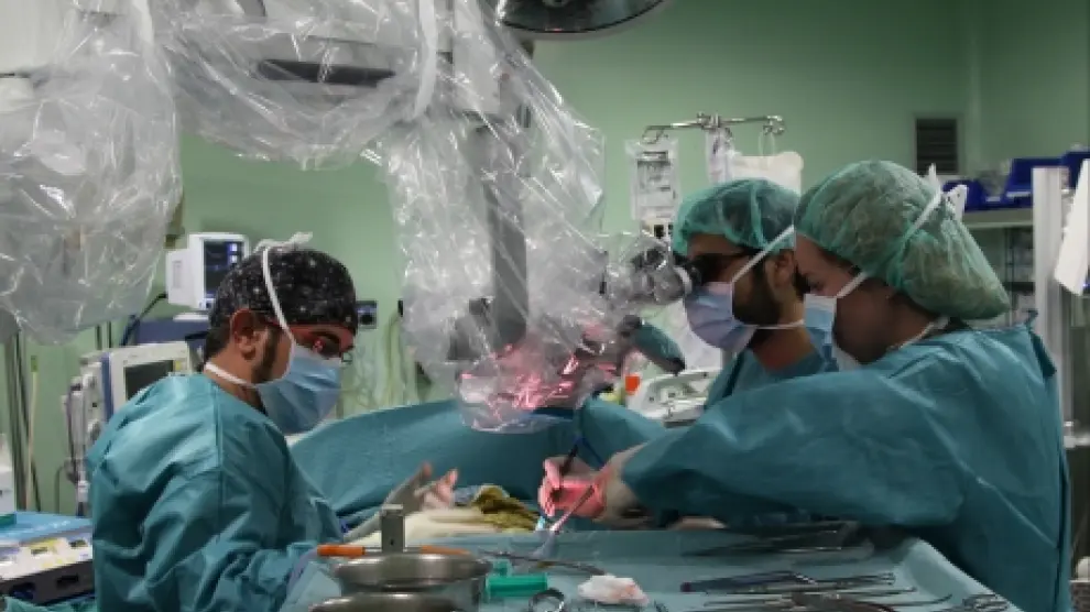 Neurocirujanos en una operación en el Hospital Infantil