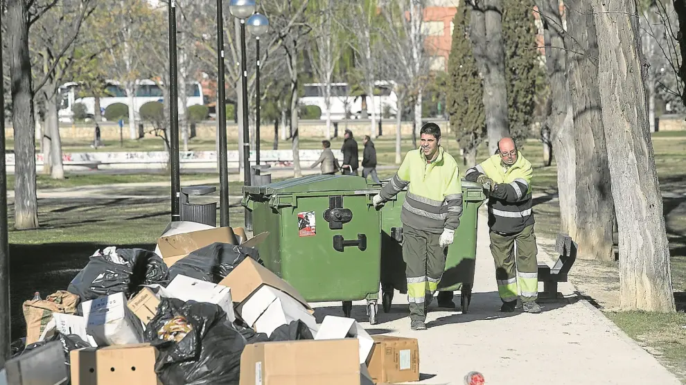 Trabajadores de la contrata de mantenimiento de los parques, en el parque del Tío Jorge tras la última Cincomarzada.