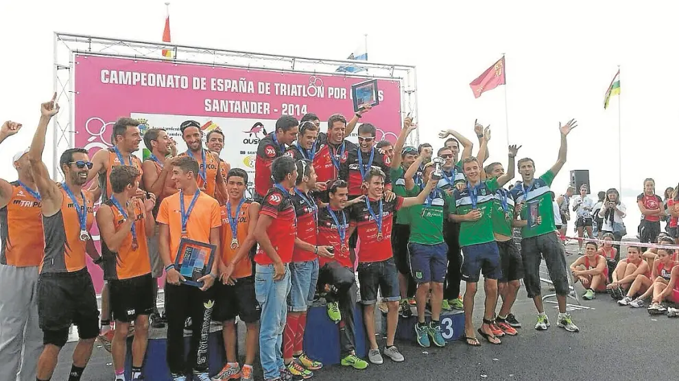 El equipo del Stadium Casablanca celebra en el podio su histórico éxito.