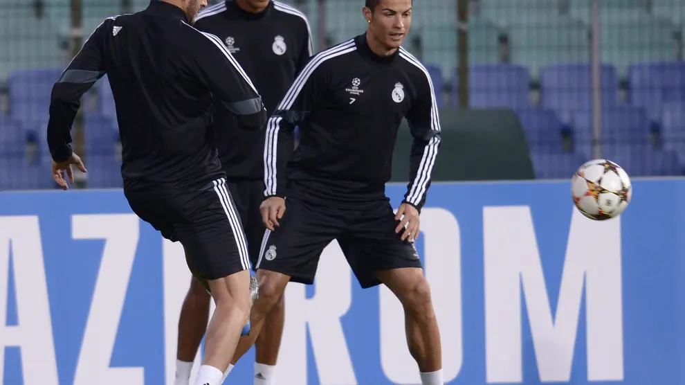 Los jugadores del Real Madrid, en el entrenamiento previo al choque.