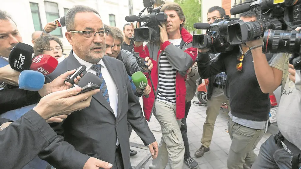 El expresidente del Real Zaragoza, Agapito Iglesias, ayer tras declarar en la sede de la Fiscalía Anticorrupción.