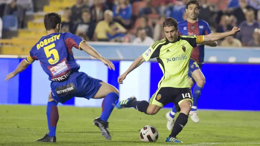 Gabi, con el brazalete de capitán, en el Levante-Real Zaragoza