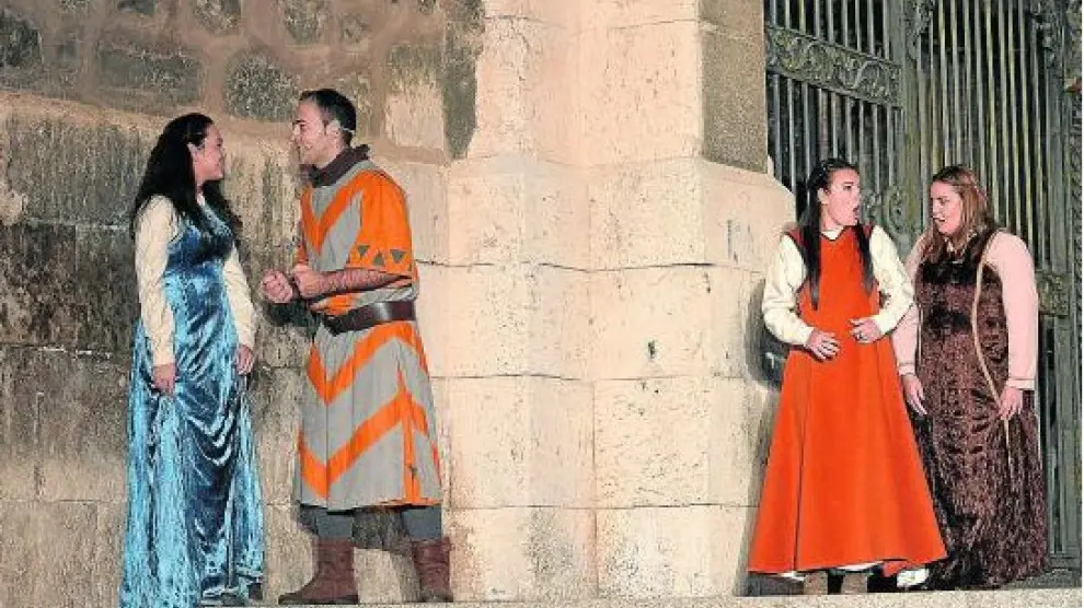Isabel de Segura y Diego de Marcilla se declaran amor mutuo a la puertas de la catedral.