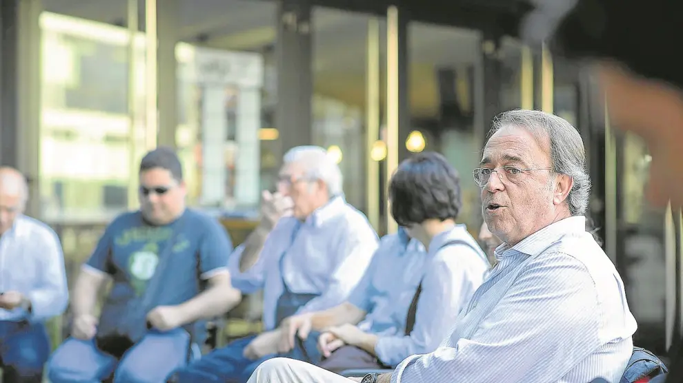 Carlos Pérez Anadón, ayer, durante un encuentro con militantes del PSOE en el barrio de Las Delicias.
