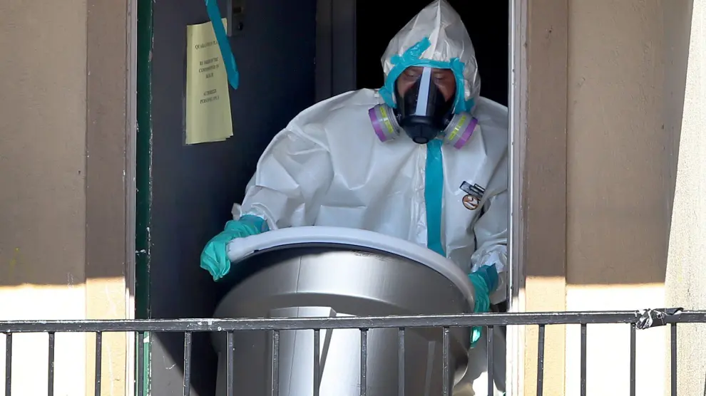 Un operario realiza labores de limpieza en un apartamento de Dallas, donde permaneció el paciente infectado de ébola.