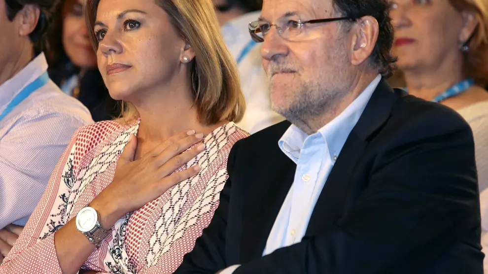 El presidente del Gobierno, Mariano Rajoy (d), junto a a secretaria general del PP, María Dolores de Cospedal