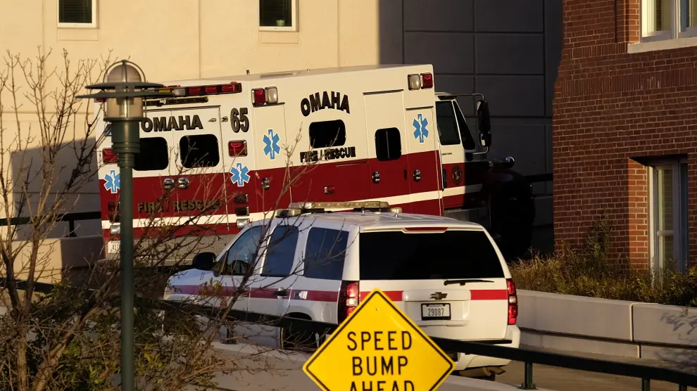 El cámara, a su llegada en ambulancia al centro hospitalario de Nebraska