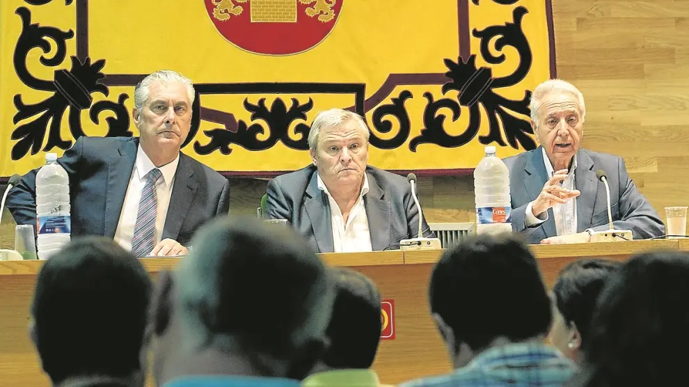 Antonio Suárez, Jesús Gayán y Modesto Lobón, ayer, durante la reunión de Villanueva.