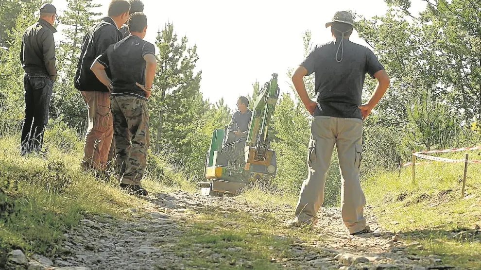 La búsqueda del cadáver de Publio Cordón en Mont Ventoux se ha repetido cuatro veces después de la confesión de Silva Sande en 2009. A la derecha, Enrique Cuadra Echeandía, que manifestó que lo dejaron libre.