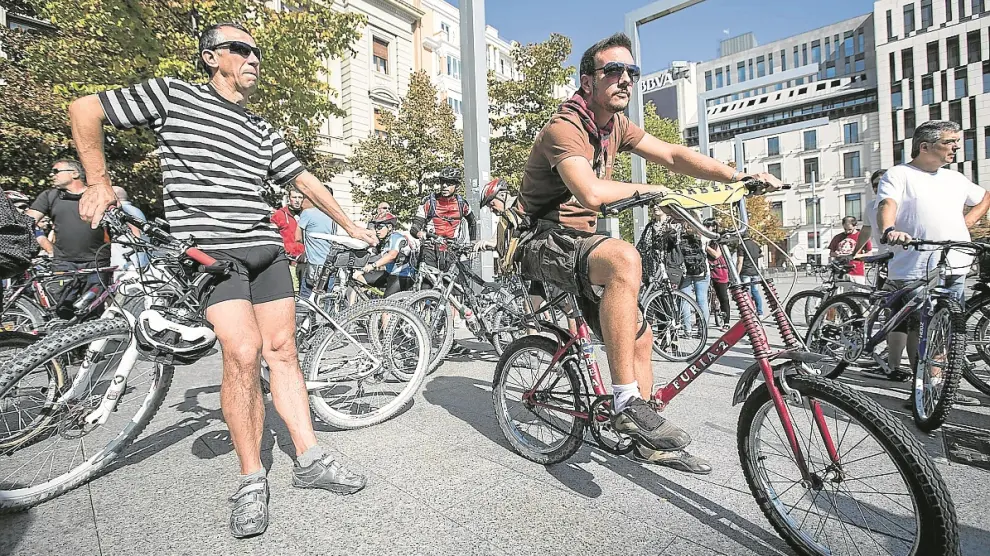 Los ciclistas, ayer en la plaza de España, minutos antes de iniciar su recorrido hasta el Seminario.