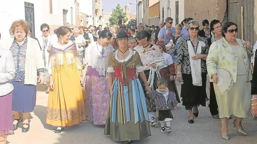 La procesión congregó a numerosos vecinos, ayer en Lumpiaque.