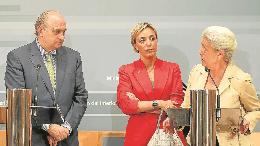 Pilar Muro (a la derecha) junto a su hija María Cordón y el ministro de Interior, Jorge Fernández, en una foto de julio de 2012.
