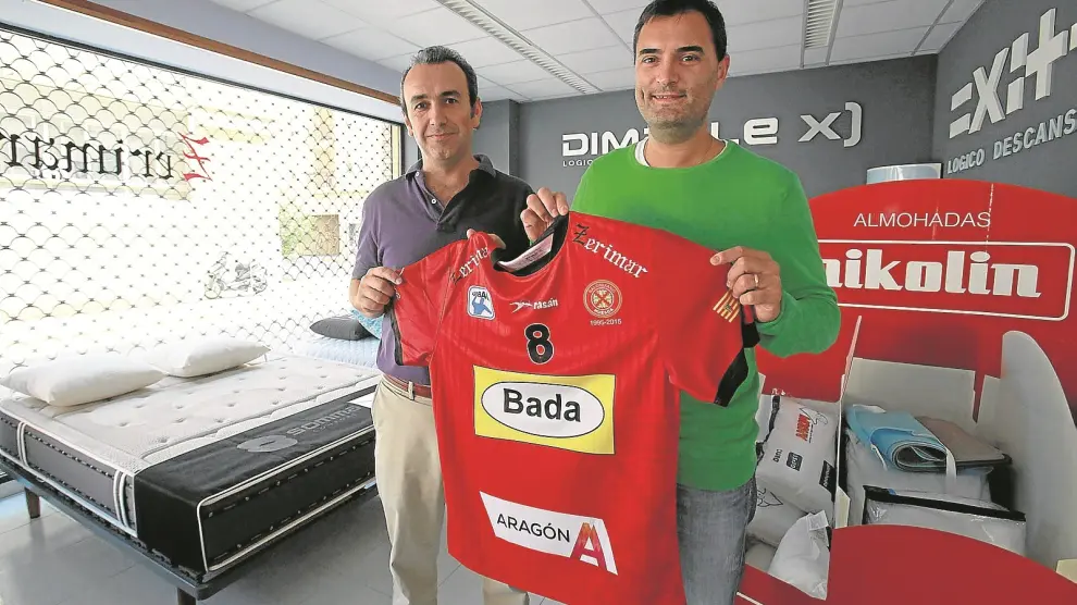 Rochel posa con la camiseta que esponsoriza Colchonería Zerimar.En la imagen, el central junto a Daniel Ramírez.
