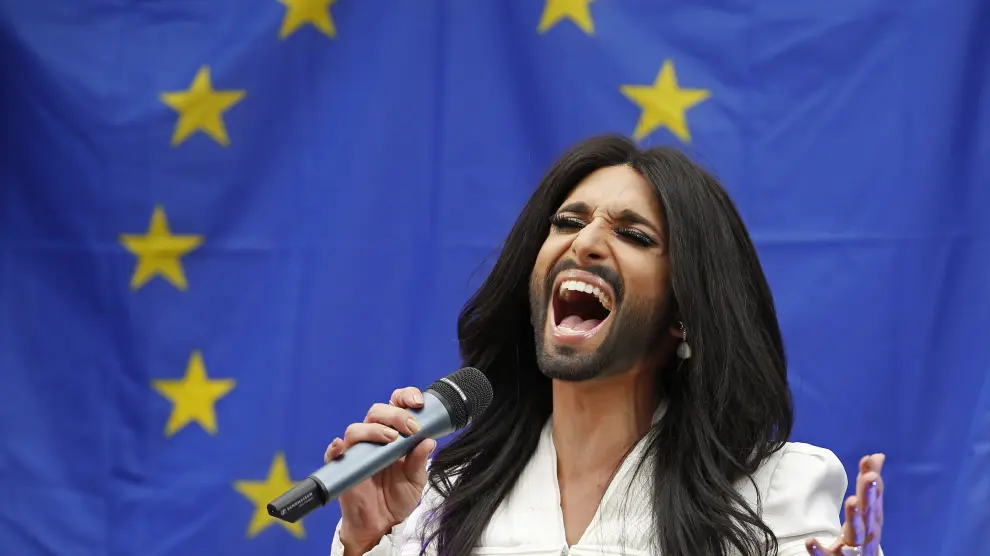 Conchita Wurst cantando en Bruselas