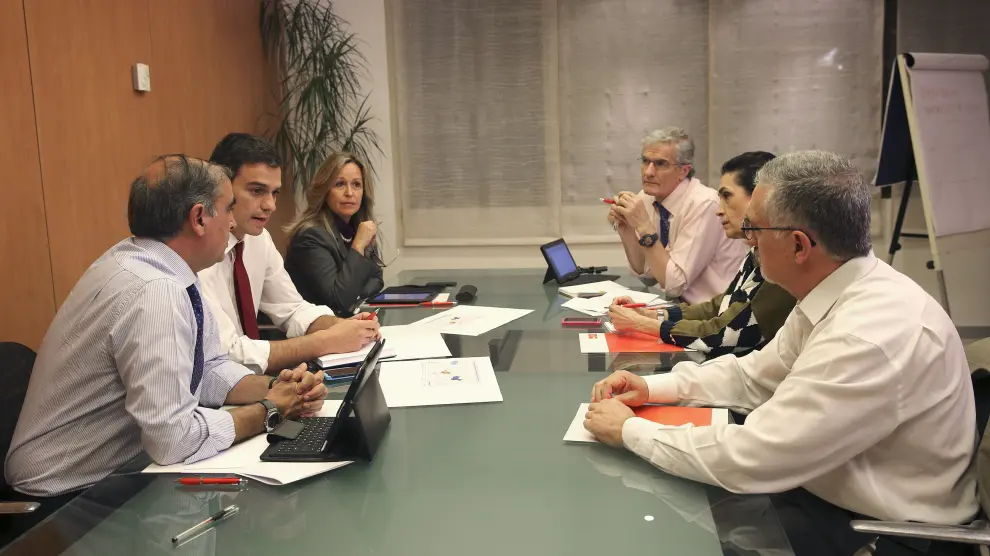 Sánchez se reúne con un grupo de expertos en la sede de Ferraz para abordar la crisis del ébola en España.