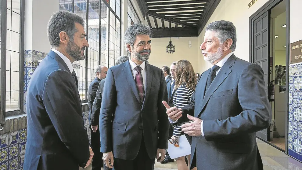 El nuevo presidente del TSJA, Manuel Bellido (izquierda), junto a Carlos Lesmes y Fernando Zubiri.