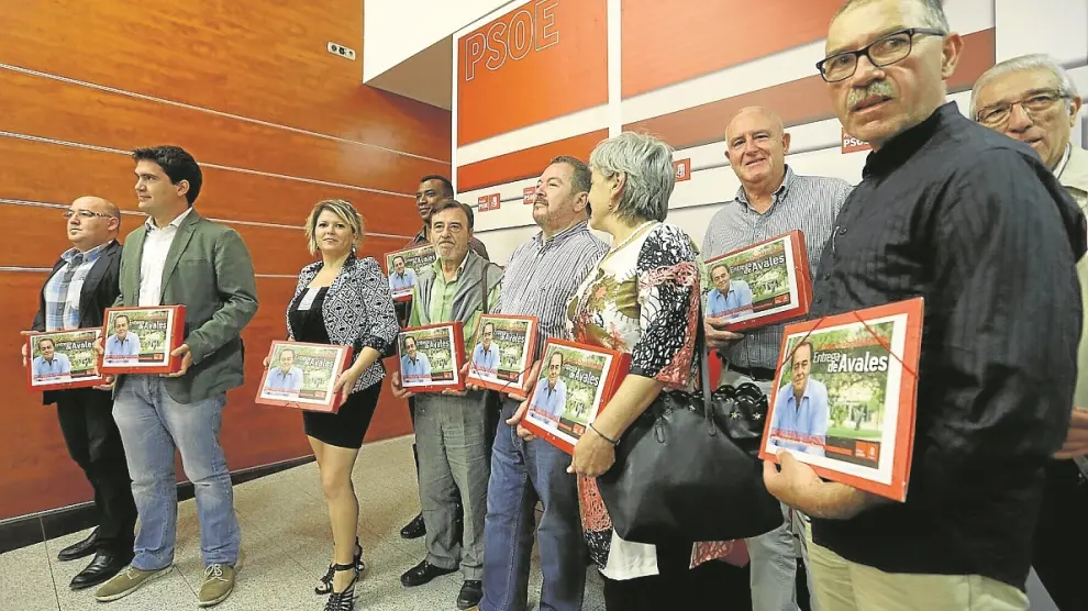 Miembros de la plataforma de apoyo a Carlos Pérez, minutos antes de presentar los avales.