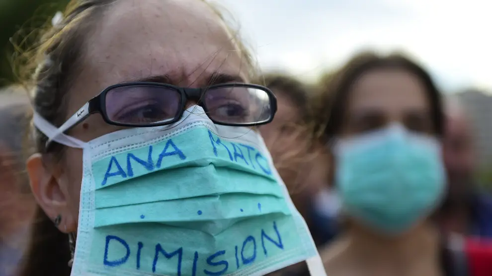 Trabajadores sanitarios protestan a la entrada del hospital Carlos III de Madrid, donde permanece ingresada la paciente con ébola.