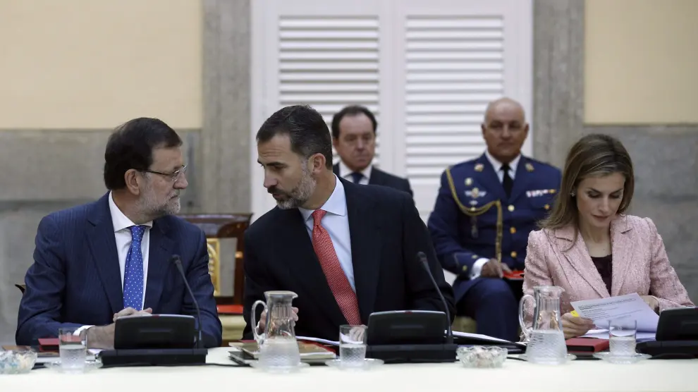 Felipe VI escoltado por Mariano Rajoy y Doña Letizia en el Instituto Cervantes