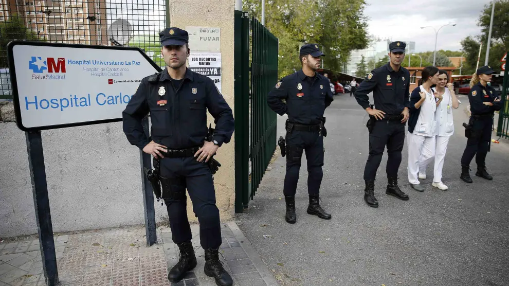 La Policía custodia la entrada al hospital Carlos III de Madrid, donde permanece aislada la auxiliar contagiada.