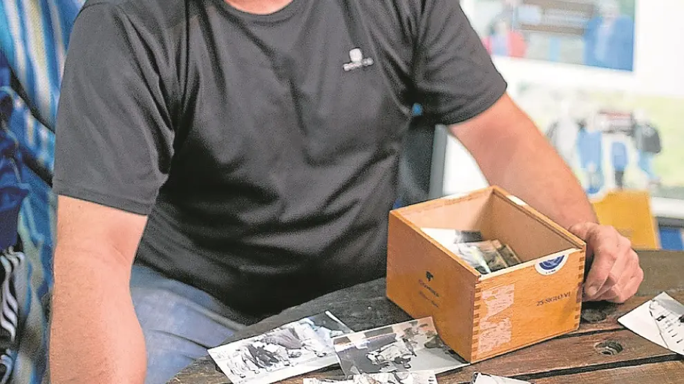 Imanol Arteaga muestra las fotografías originales de Ernesto Guevara tras su muerte que tiene guardadas en una caja de puros.