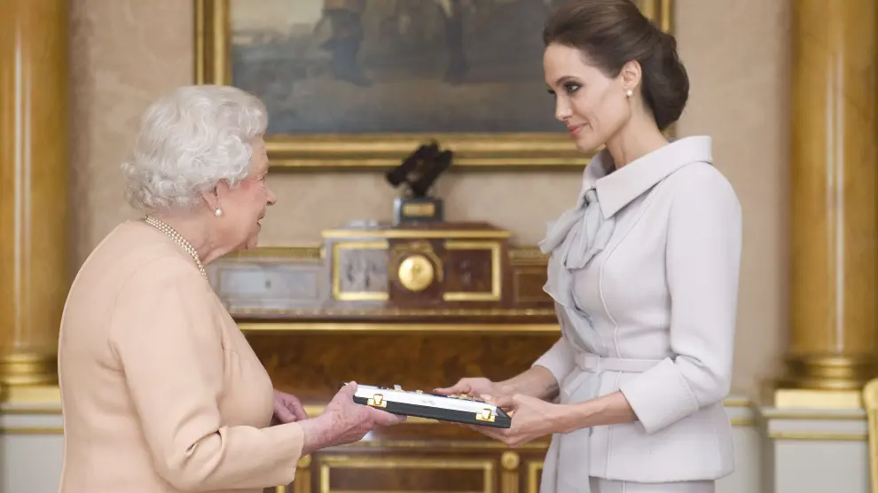 Angelina Jolie junto a Isabel II